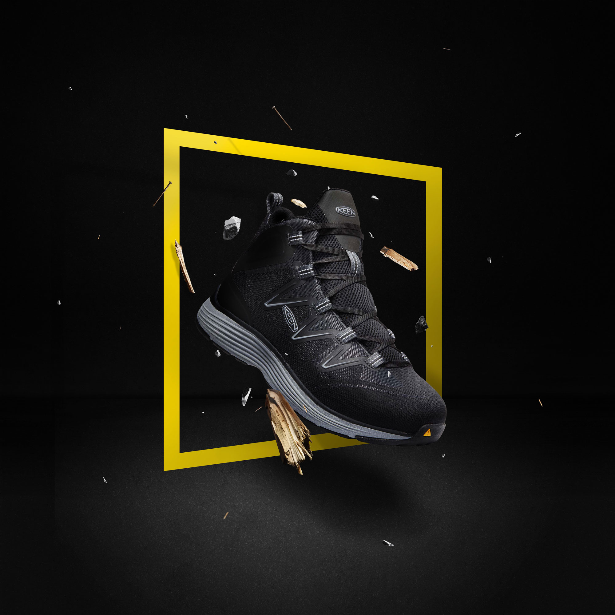 Floating_SingleBoot_Black_BG_1021330